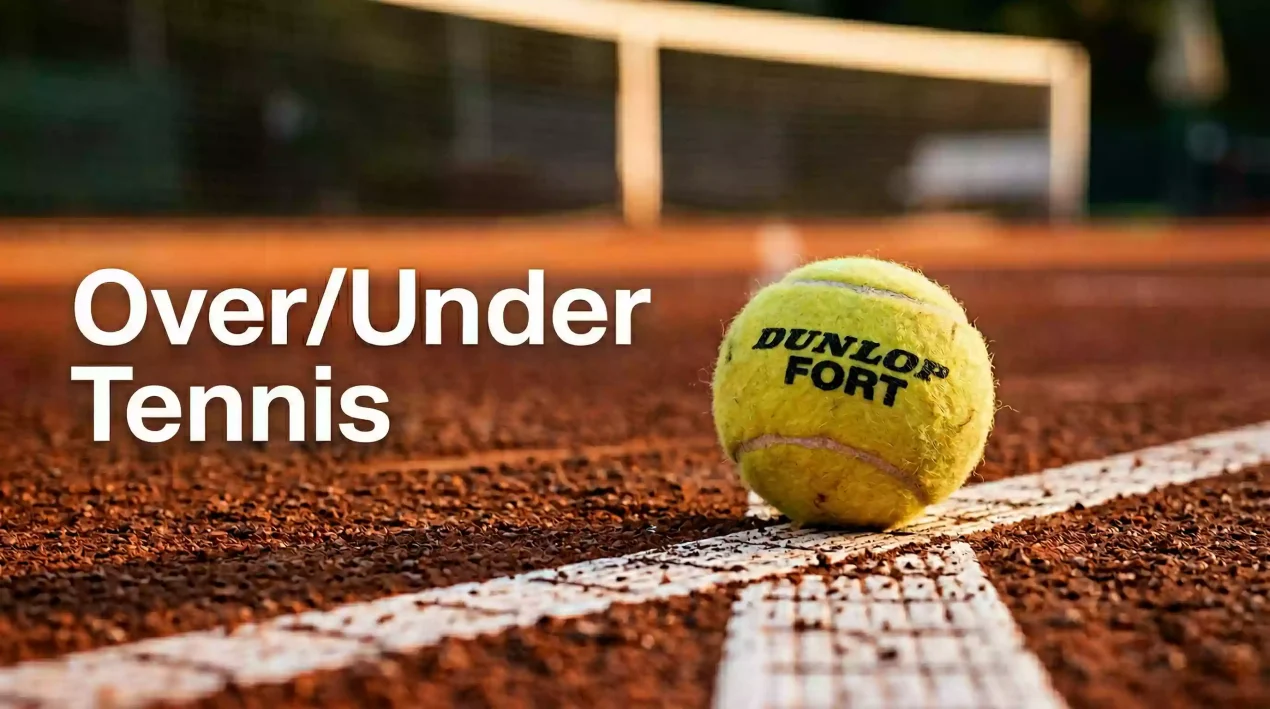 Nahaufnahme eines Tennisballs auf der Linie eines Sandplatzes