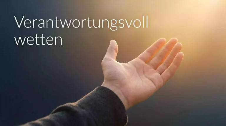 Offene Hand in beruhigendem Licht als Symbol für Hilfe und Verantwortung